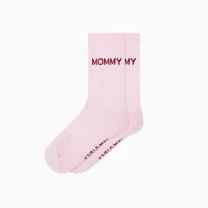 Mommy Socken von Famvibes in Rosa mit Aufschrift Mommy in Burgundy