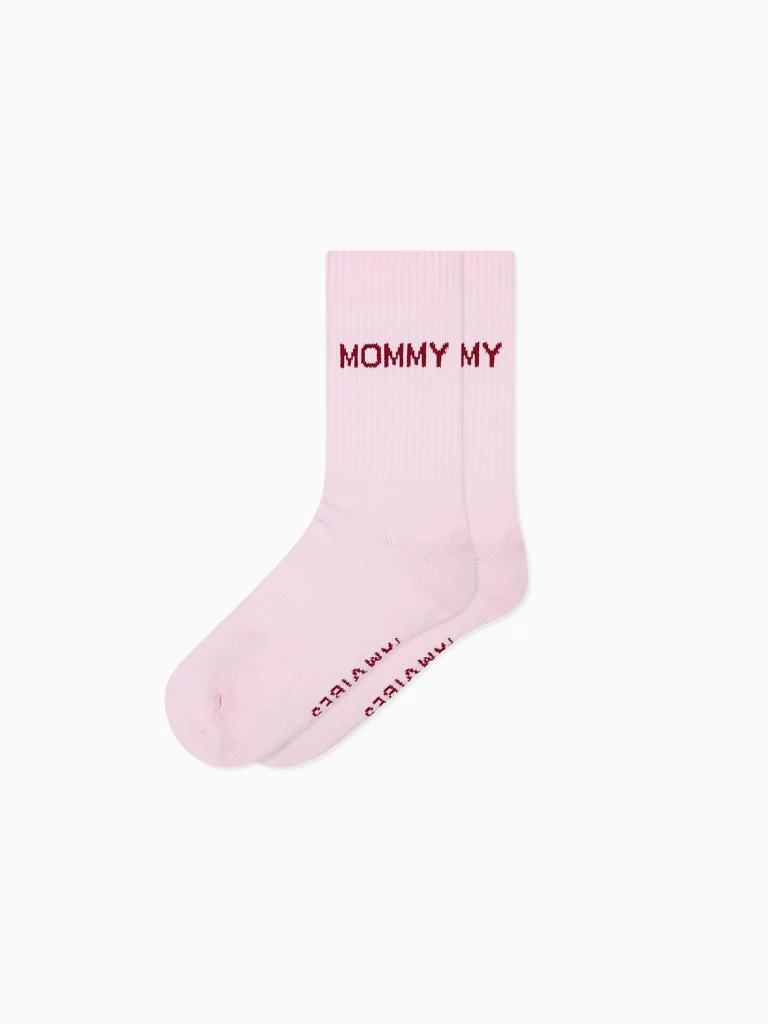Mommy Socken von Famvibes in Rosa mit Aufschrift Mommy in Burgundy