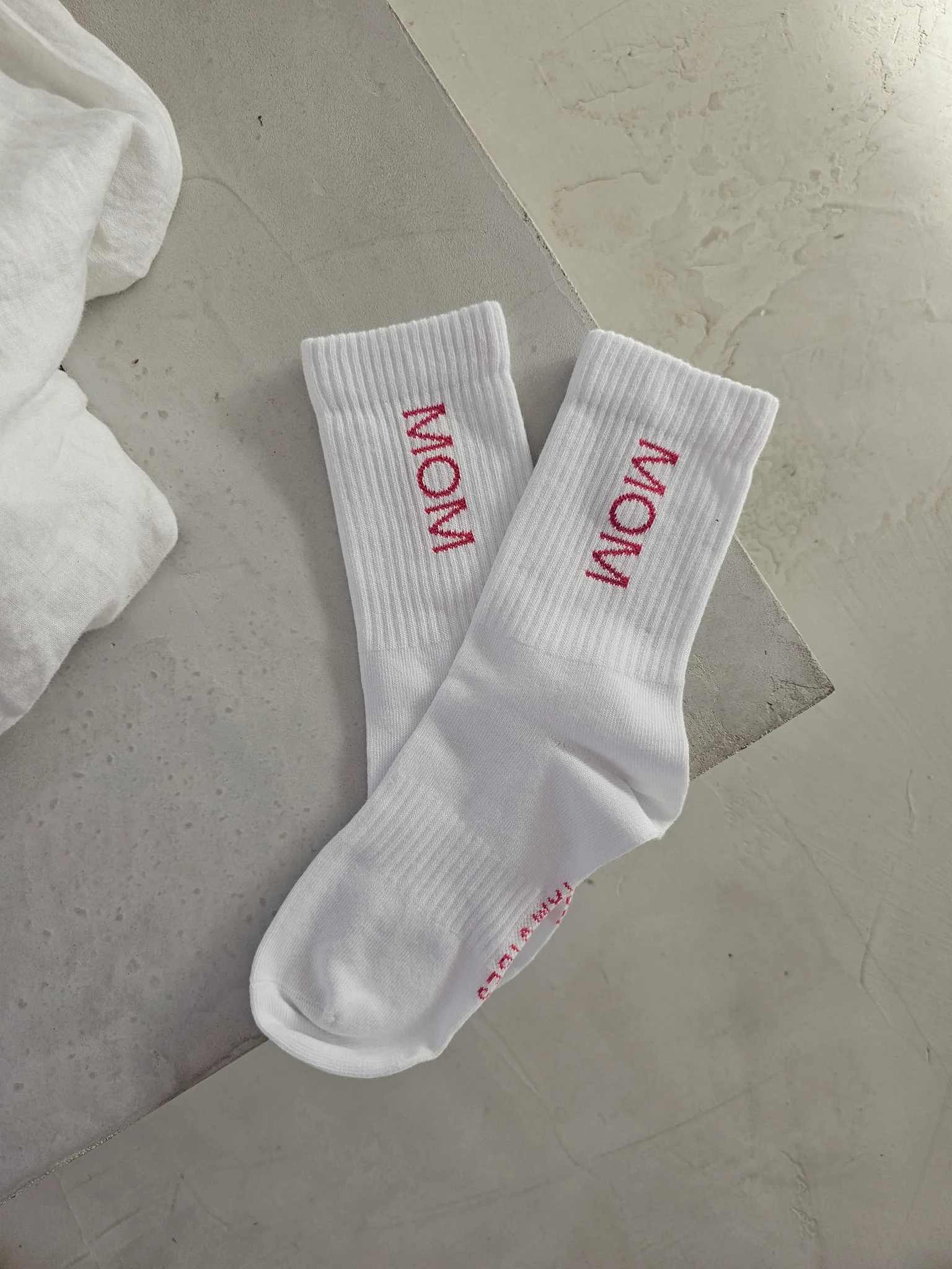 MOM Socken von Famvibes in weiß mit Pinkes Aufschrift MOM am Schaft