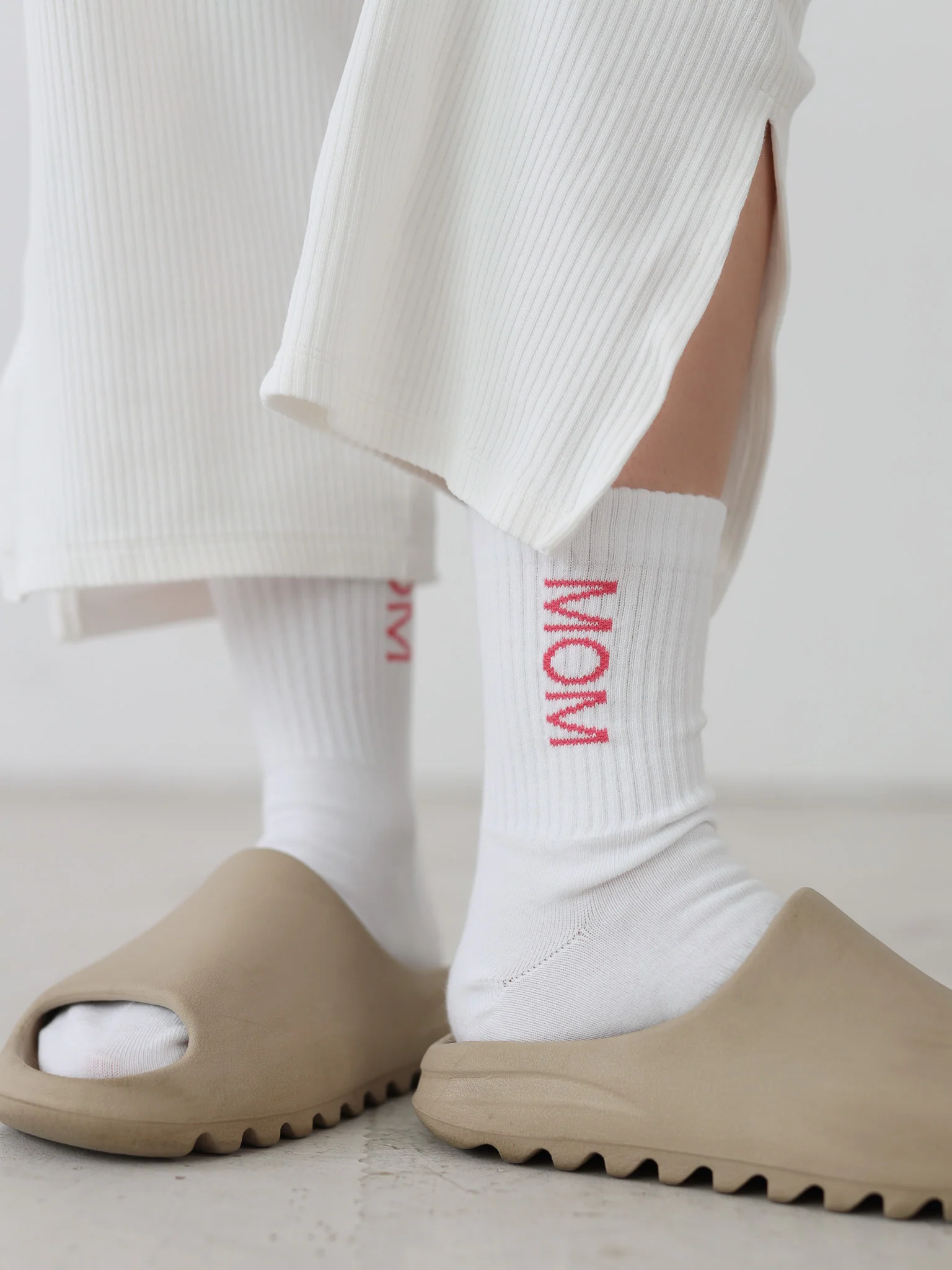 MOM Socken von Famvibes in weiß mit Pinkes Aufschrift MOM am Schaft