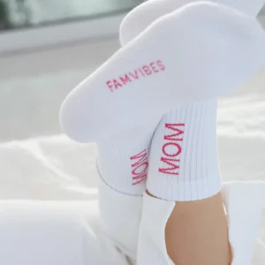 MOM Socken von Famvibes in weiß mit Pinkes Aufschrift MOM am Schaft