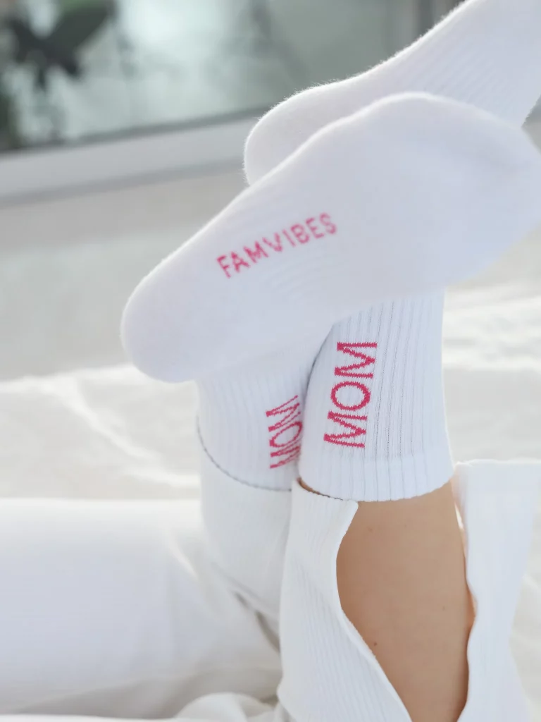 MOM Socken von Famvibes in weiß mit Pinkes Aufschrift MOM am Schaft