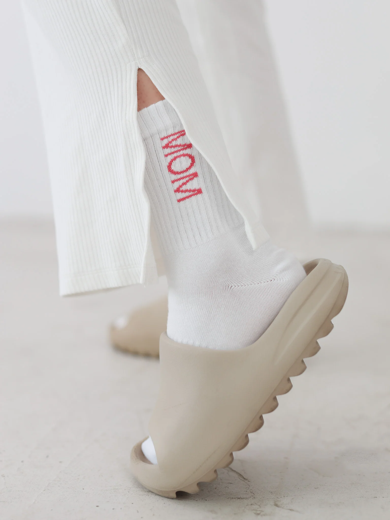 MOM Socken von Famvibes in weiß mit Pinkes Aufschrift MOM am Schaft