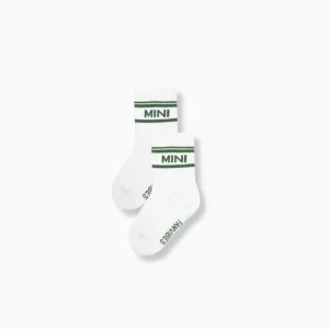 Mini Socken im Mini-Me Look von Famvibes in weiß mit grünen Streifen und grüner Aufschrift Mini