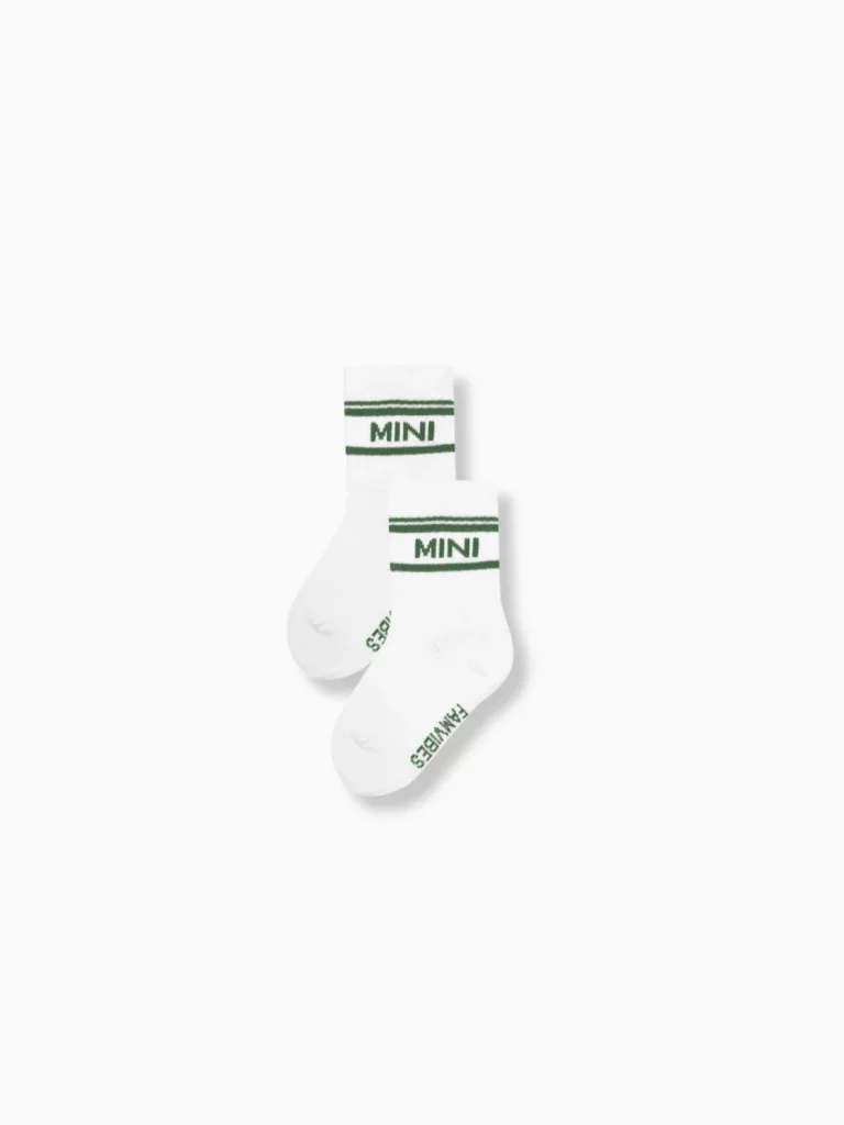 Mini Socken im Mini-Me Look von Famvibes in weiß mit grünen Streifen und grüner Aufschrift Mini
