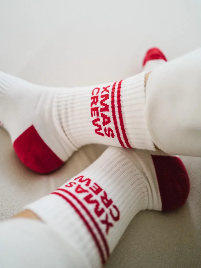 Weihnachtssocken Unisex von Famvibes in weiß mit roter Ferse und roten Zehen und roter Aufschrift XMAS CREW