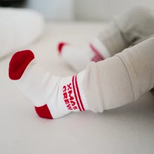 XMas Socken Mini von Famvibes in weiß mit roter Ferse und roten Zehen mit roter Aufschrift XMAS CREW