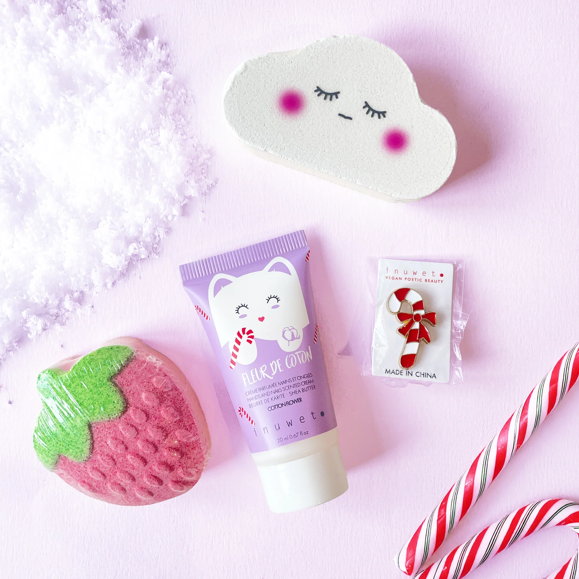 Adventskalender von Inuwet in Form eines Weihanchtshauses mit Nussknackern in Beige und Pink (Beispiele für den Inhalt: Schwamm, Creme,..)