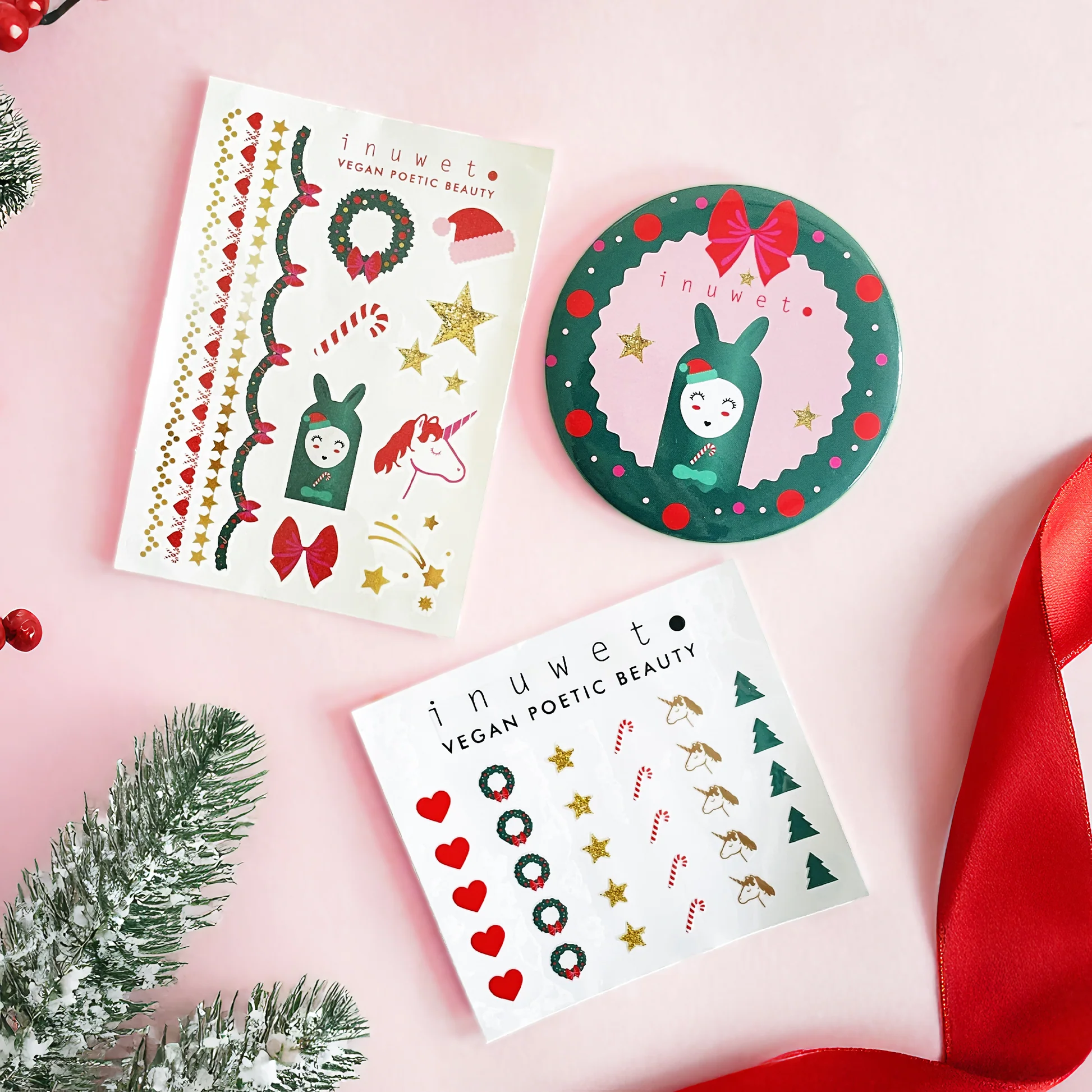 Adventskalender von Inuwet in Form eines Weihanchtshauses mit Nussknackern in Beige und Pink (Beispiele für den Inhalt - Nagelsticker weihnachtlich)