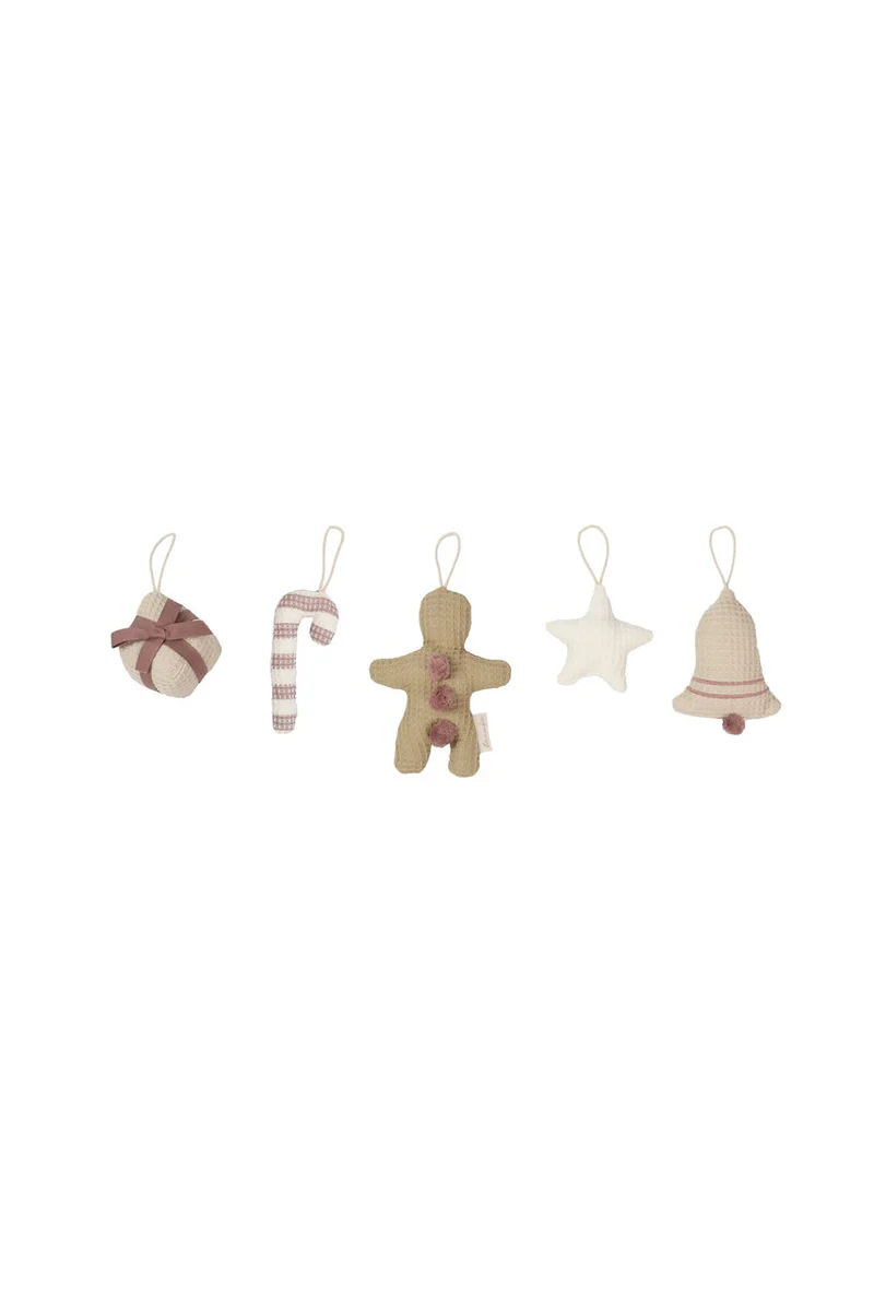 Unkaputtbarer Baumschmuck aus Stoff in Beige, Rot und Weiß in den Figuren: Geschenk, Zuckerstange, Lebkuchenmann, Stern & Glocke von Leevje