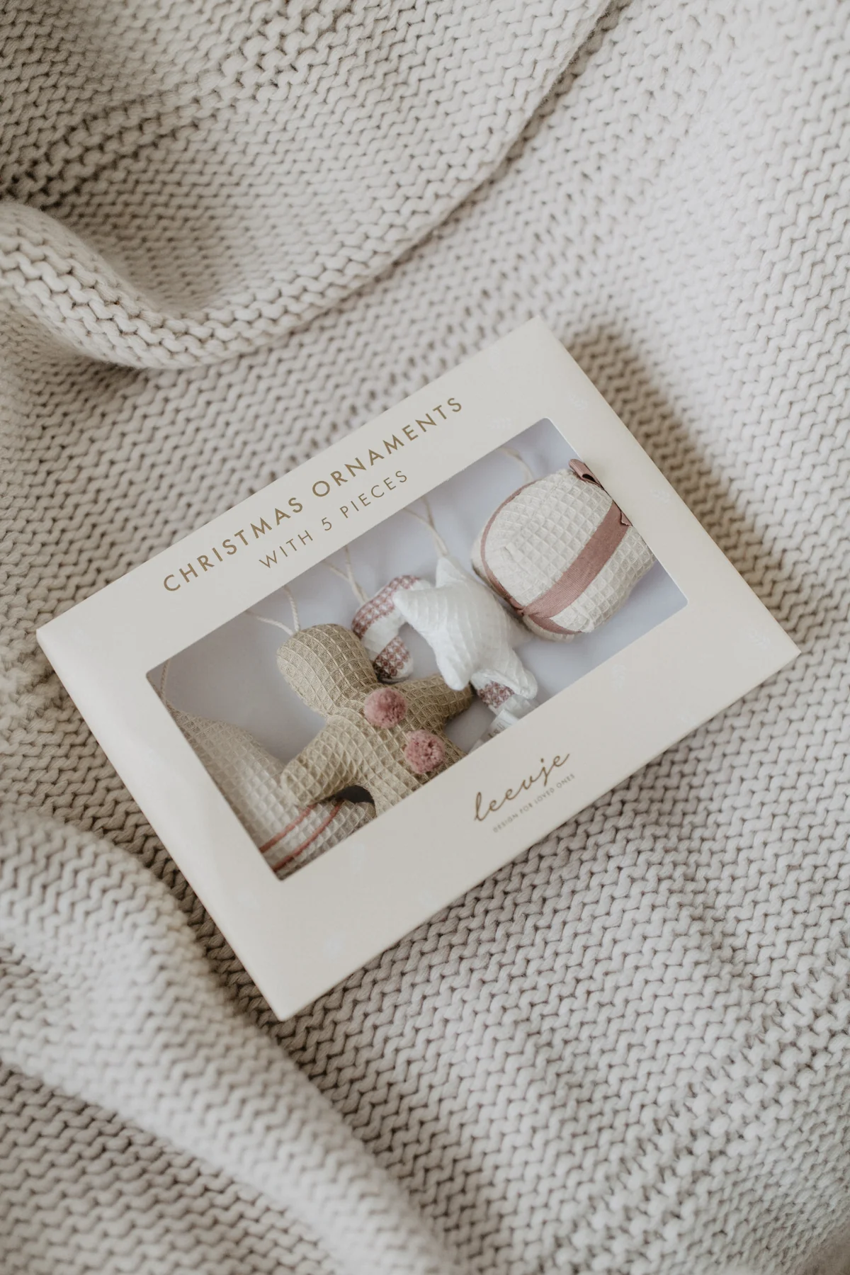 Unkaputtbarer Baumschmuck aus Stoff in Beige, Rot und Weiß in den Figuren: Geschenk, Zuckerstange, Lebkuchenmann, Stern & Glocke von Leevje