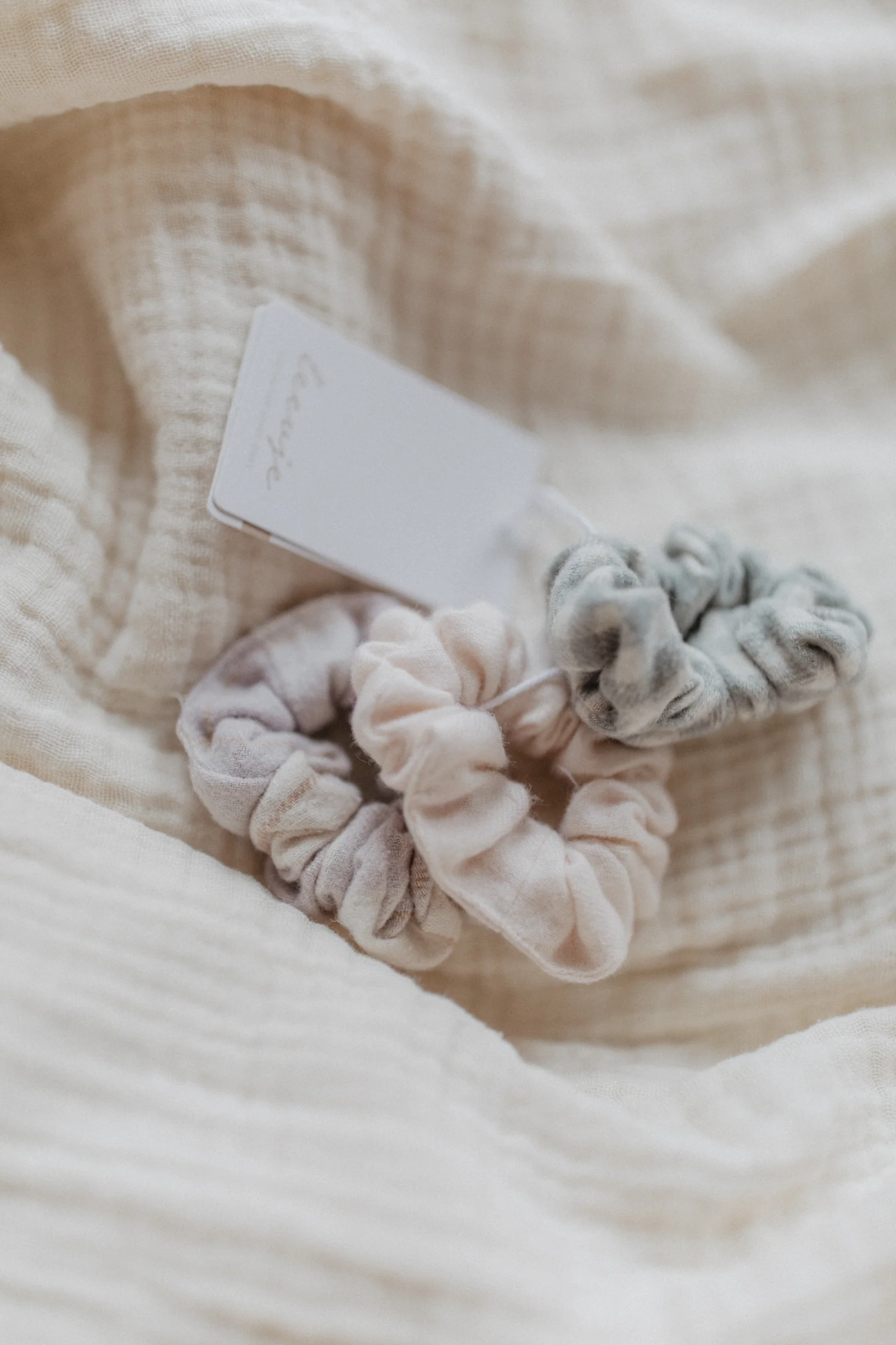 Scrunchies aus Flanell in Pastelltönen Lila & Blau für Kinder von Leevje