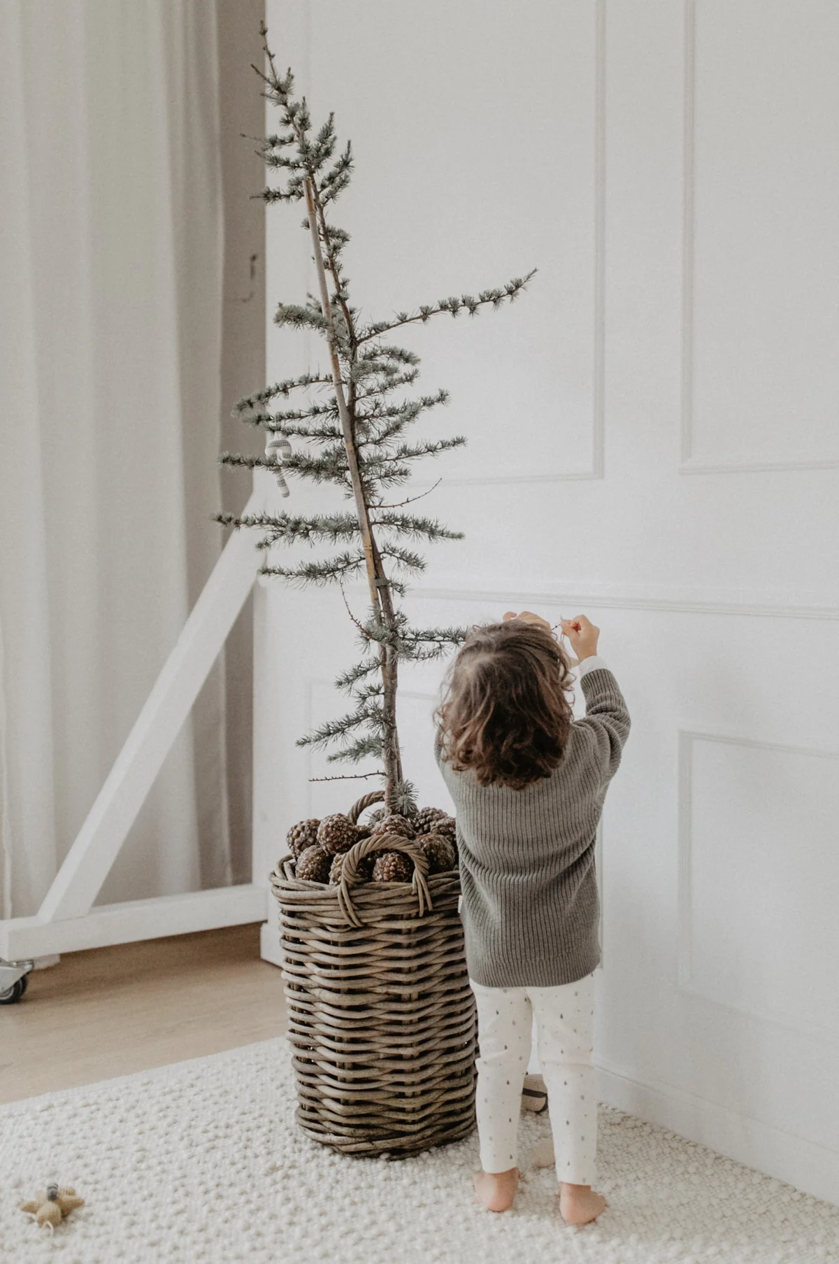 Kinderleggings aus beige Rippe mit Baum Alloverprint