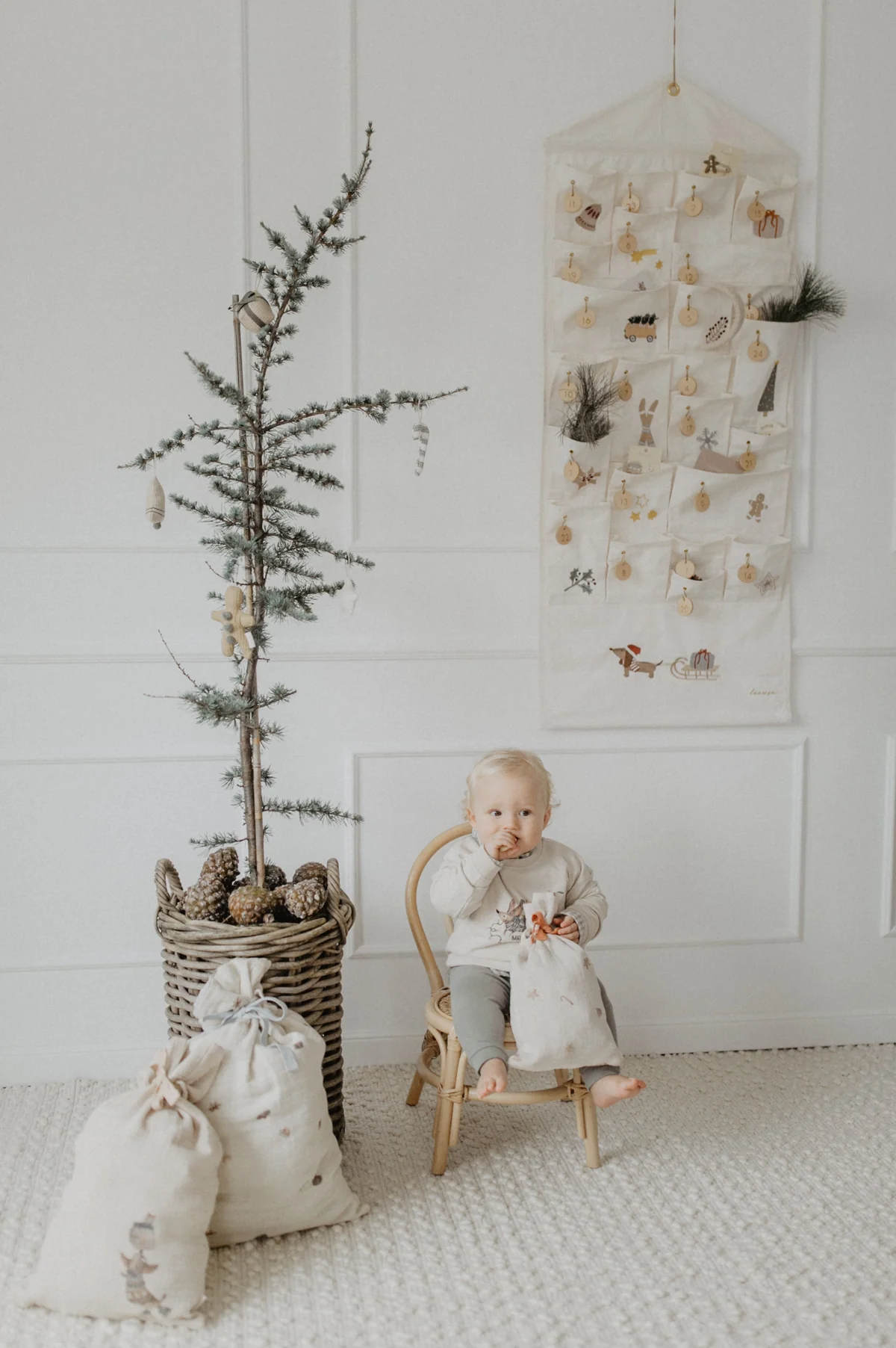 Sweatshirt in Beige mit Druck Dackel & Lichterkette von Leevje