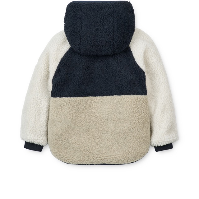 Wendejacke von Liewood in den Farben Blau, Beige, Weiß. Eine Seite in Teddy und eine Seite in Stepp mit Kapuze (Teddy-Seite, Rückseite)
