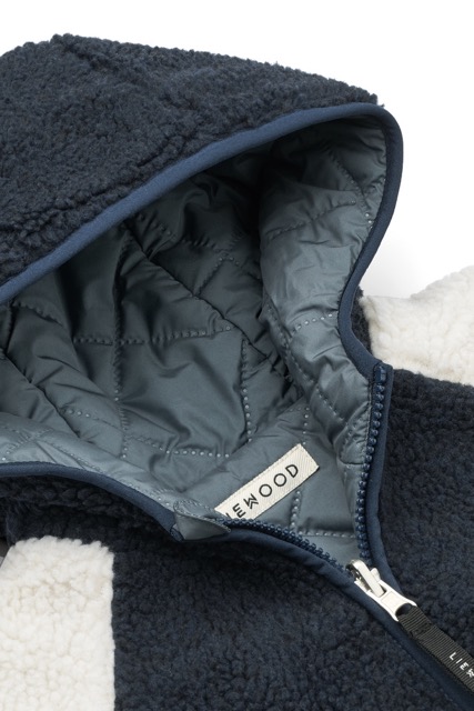 Wendejacke von Liewood in den Farben Blau, Beige, Weiß. Eine Seite in Teddy und eine Seite in Stepp mit Kapuze (Detail-Ansicht Kapuze)