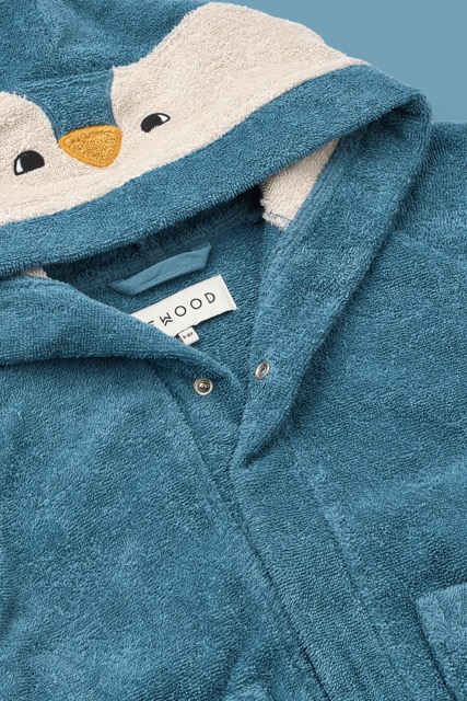 Bademantel blau mit Kapuze als Pinguin-Gesicht von Liewood