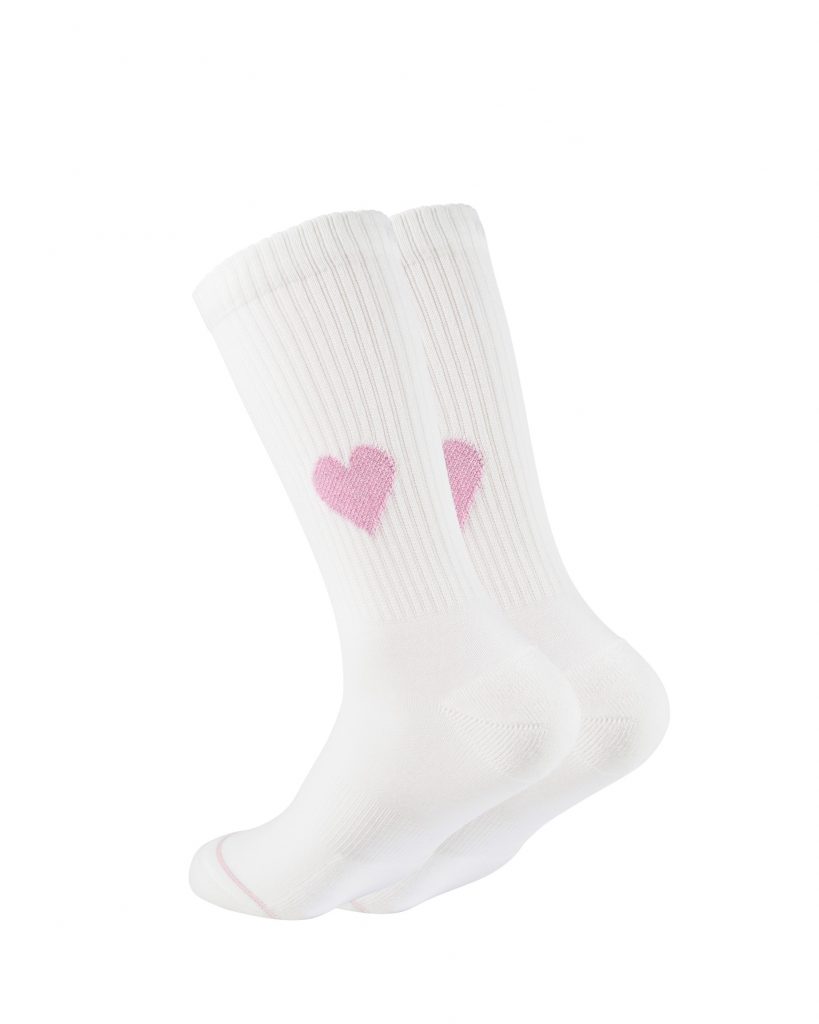 Weiße Socken von Ooley mit lila Herz am Schaft