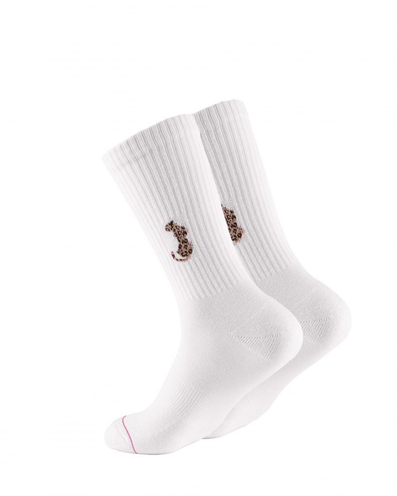 Weiße Socken von Ooley mit goldenem Leoparden am Schaft