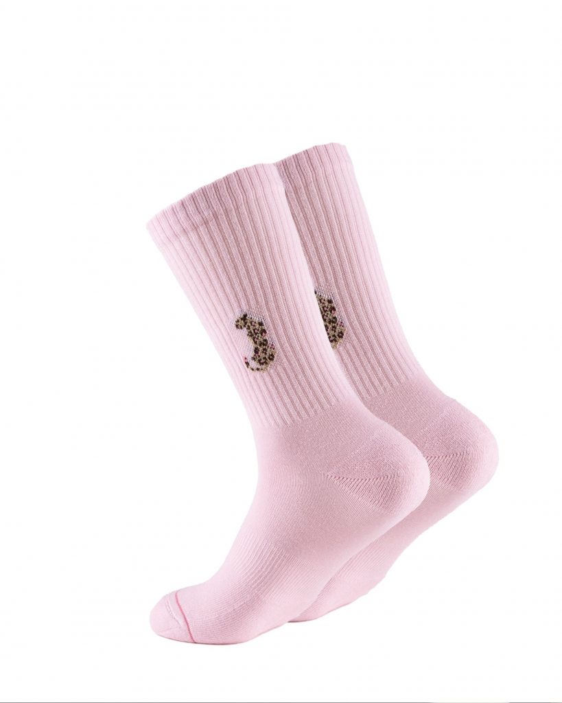 Rosa Socken von Ooley mit goldenem Leoparden am Schaft
