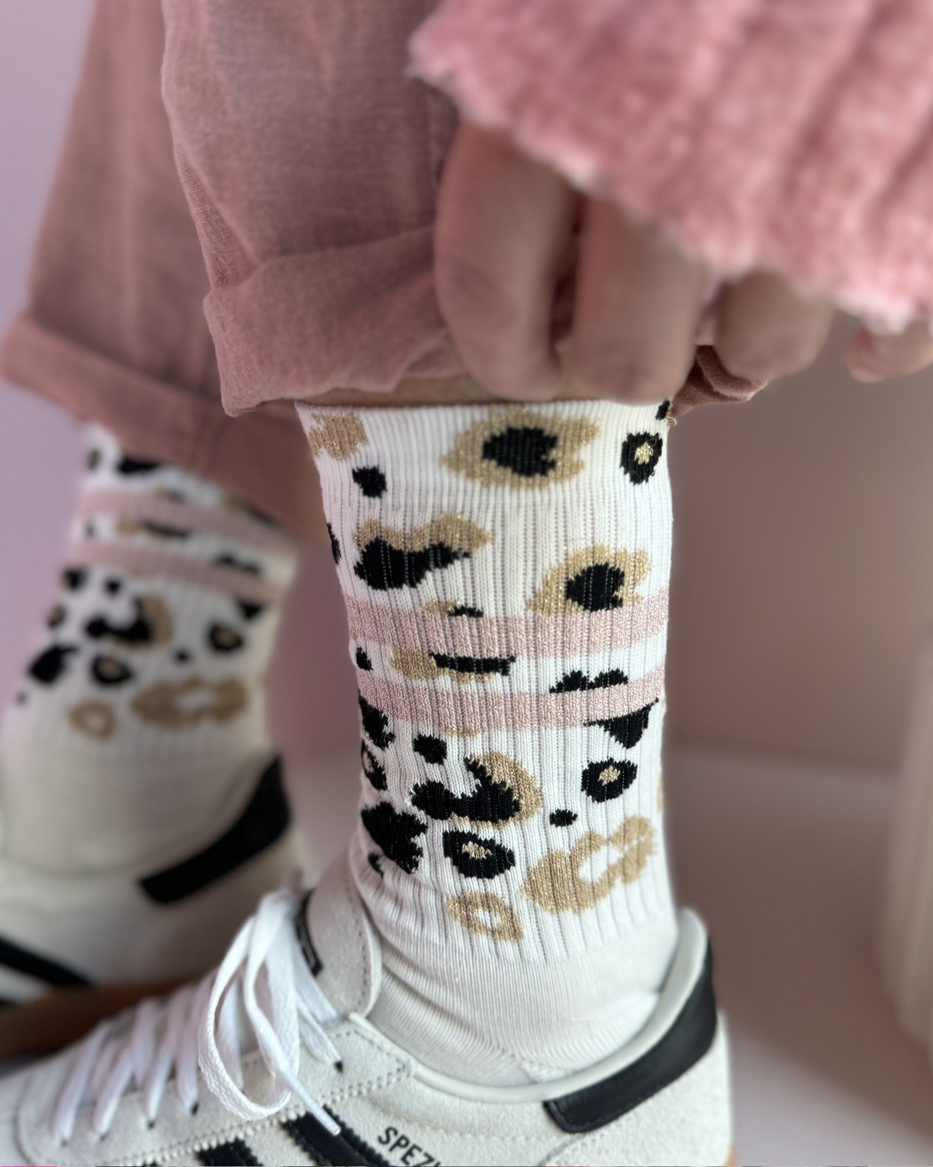 Ooley Socken in weiß mit Streifen in Altrose und beige-schwarzem Leo-Muster am Schaft