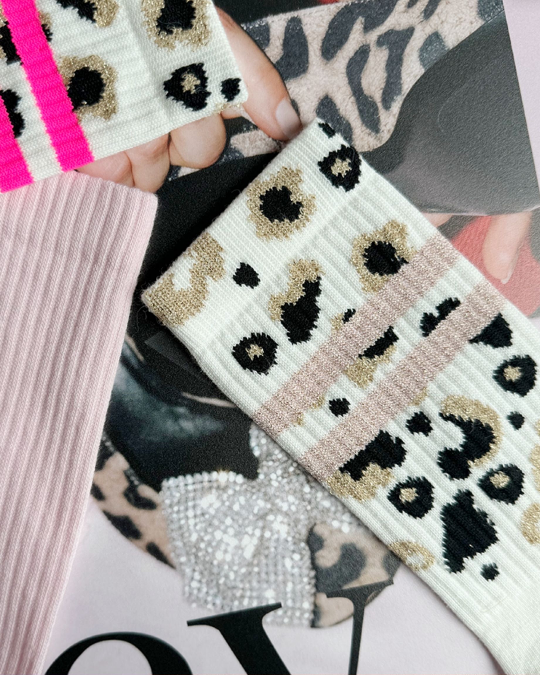 Ooley Socken in weiß mit Streifen in Altrose und beige-schwarzem Leo-Muster am Schaft