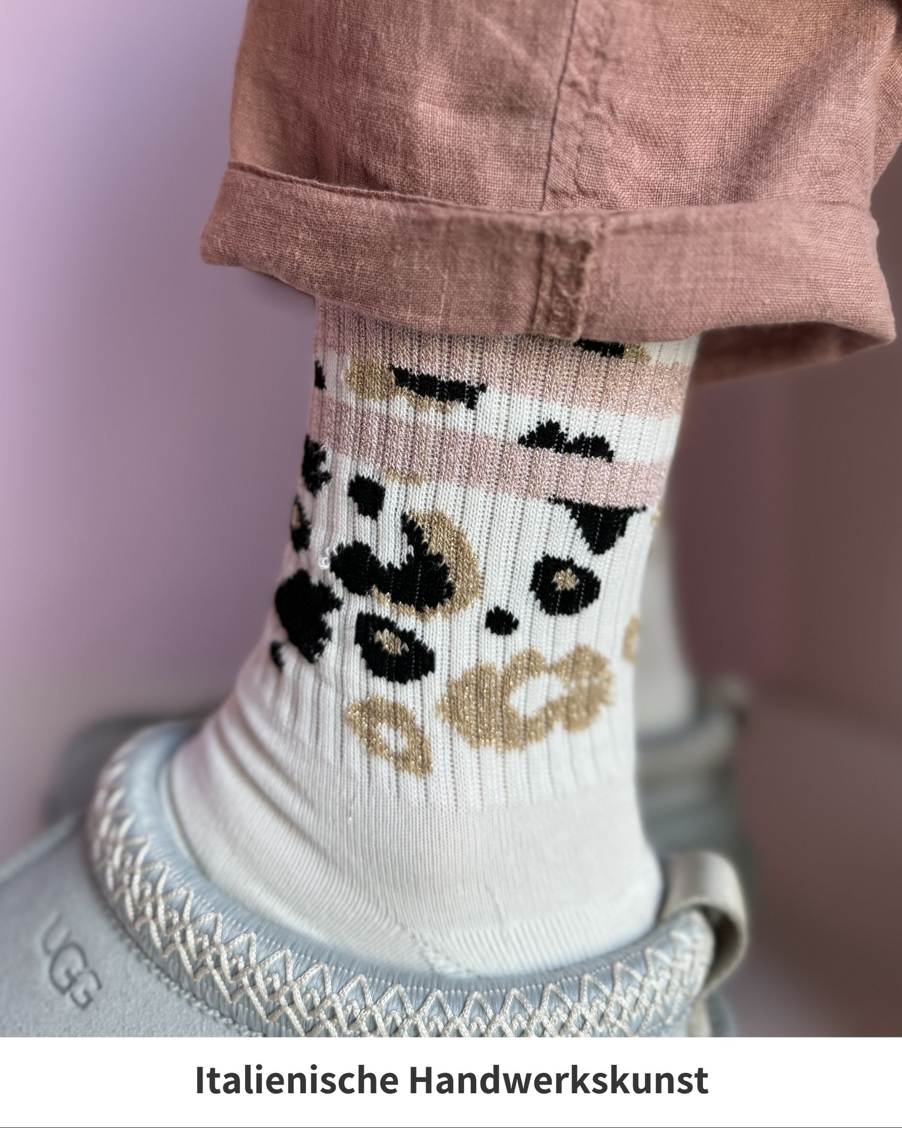 Ooley Socken in weiß mit Streifen in Altrose und beige-schwarzem Leo-Muster am Schaft