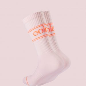 Rosa Socken von Ooley mit großem Orangem Logo am Schaft