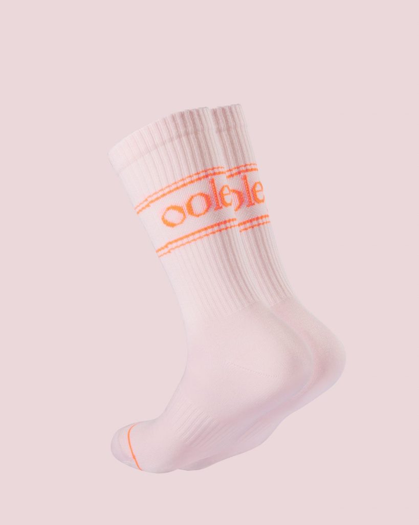 Rosa Socken von Ooley mit großem Orangem Logo am Schaft