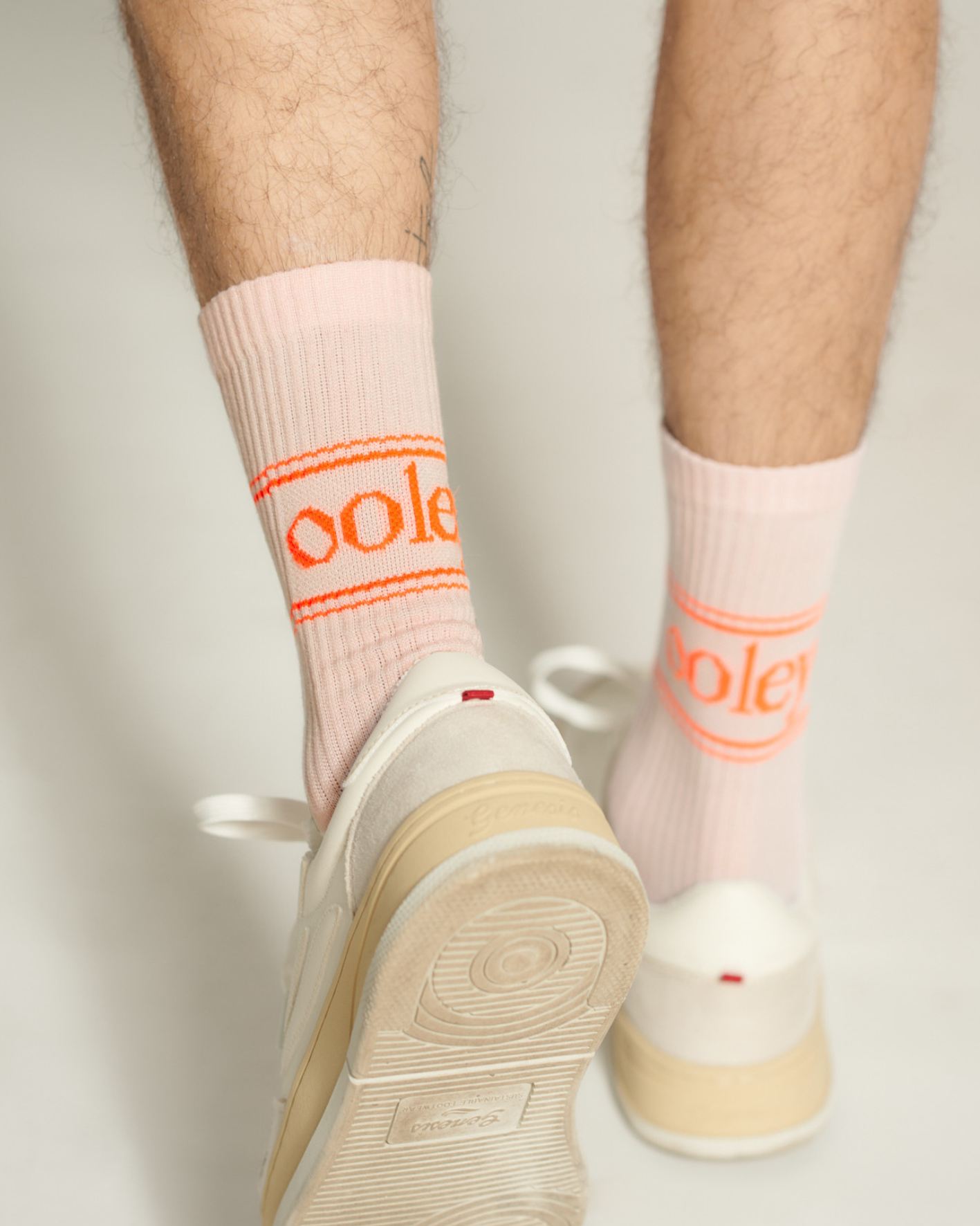 Rosa Socken von Ooley mit großem Orangem Logo am Schaft
