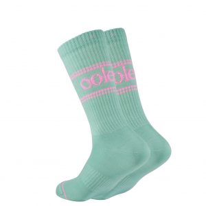 Ooley Socken in Türkis mit großem Ooley Schriftzug in Pink auf dem Schaft