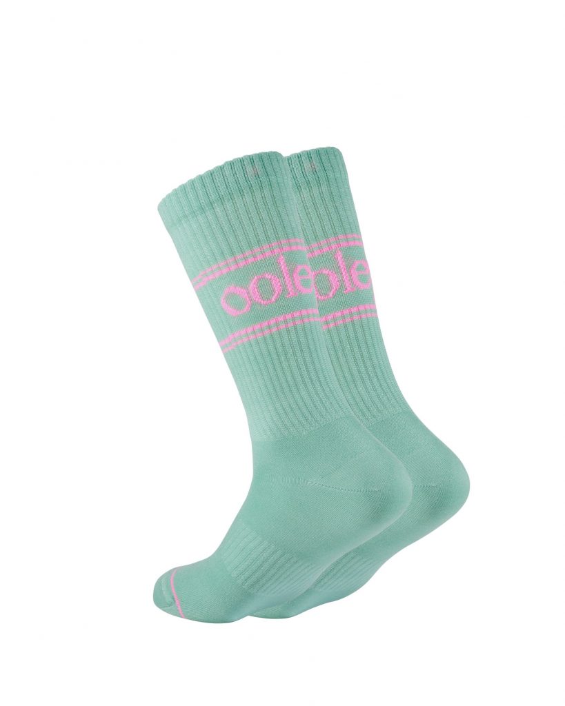 Ooley Socken in Türkis mit großem Ooley Schriftzug in Pink auf dem Schaft