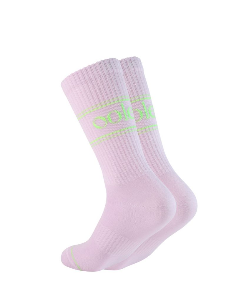 Flieder farbige Socken von Ooley und großem Logo in Mint von Ooley