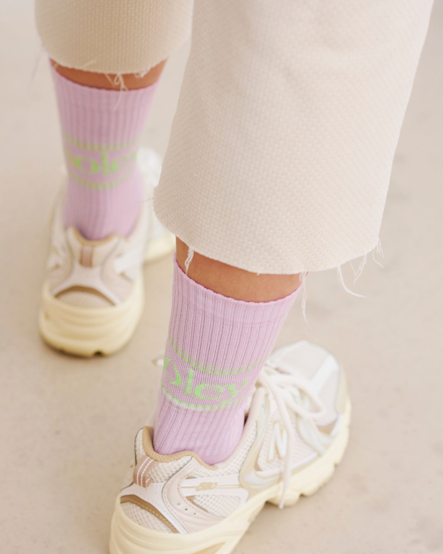 Flieder farbige Socken von Ooley und großem Logo in Mint von Ooley
