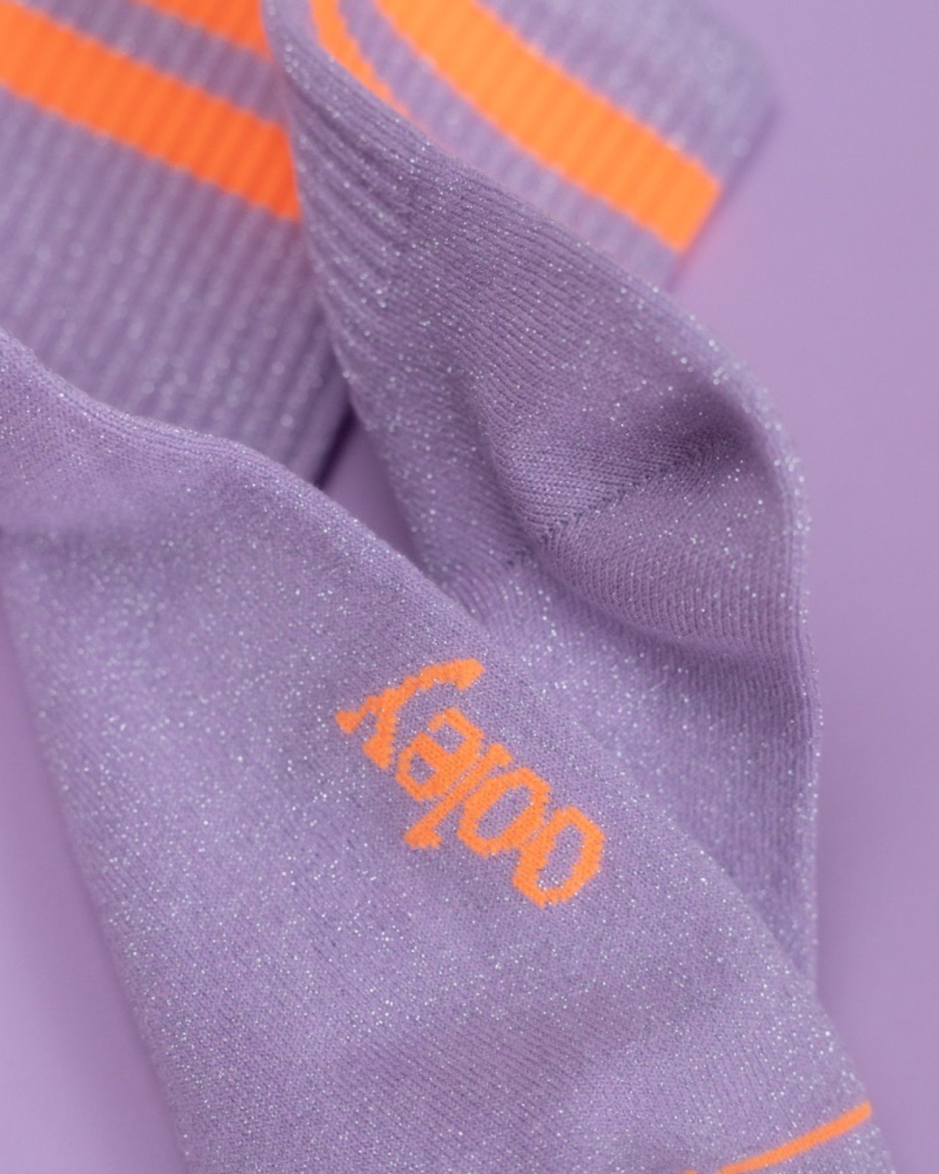 lila Glitzersocken mit 2 Orangen Streifen am Schaft von Ooley