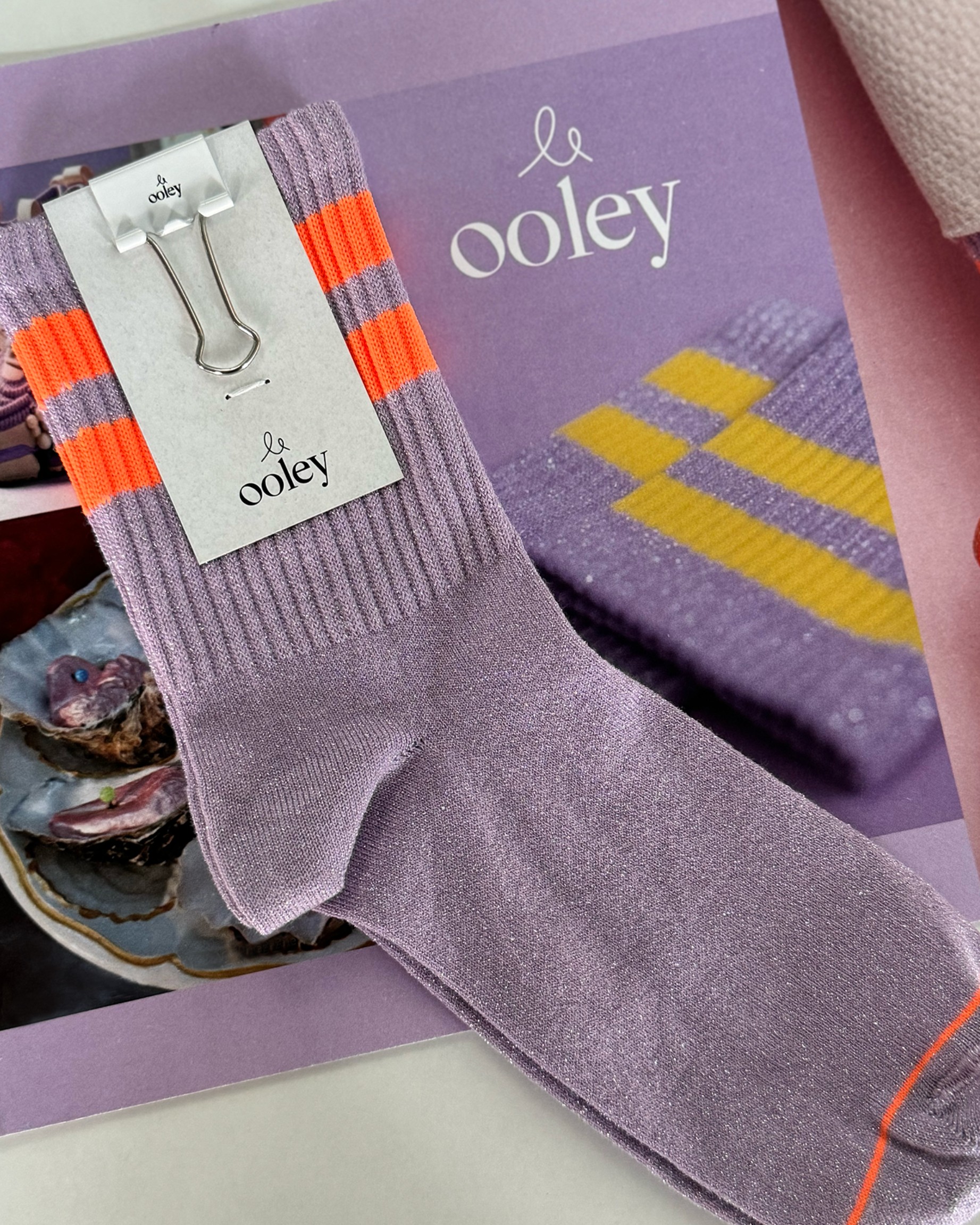 lila Glitzersocken mit 2 Orangen Streifen am Schaft von Ooley
