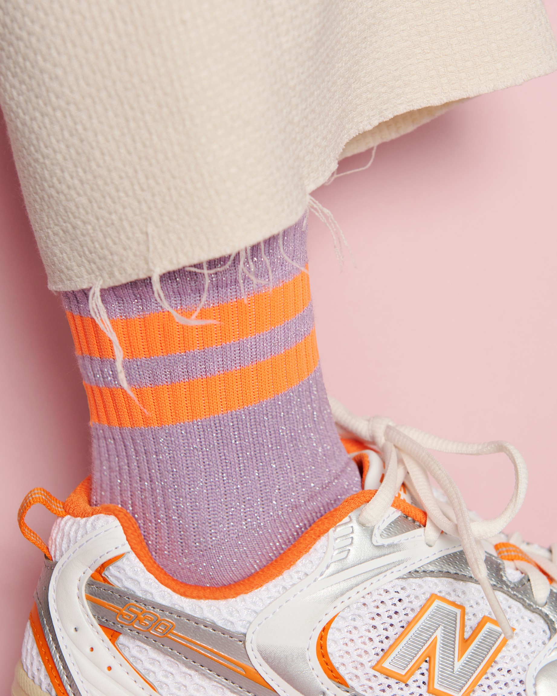 lila Glitzersocken mit 2 Orangen Streifen am Schaft von Ooley