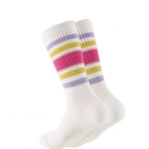 Weiße Socken von Ooley mit glitzernden Streifen in Gold, Flieder und Pink am Schaft