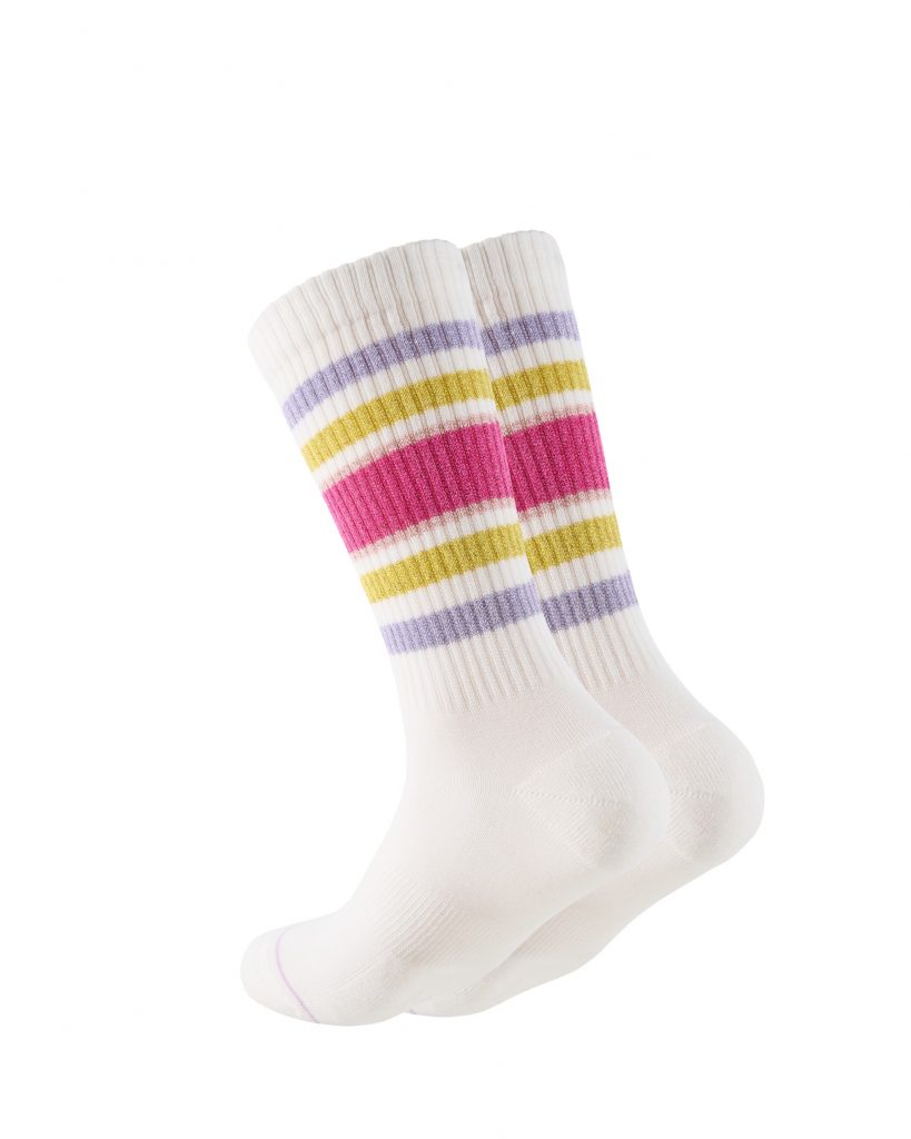 Weiße Socken von Ooley mit glitzernden Streifen in Gold, Flieder und Pink am Schaft