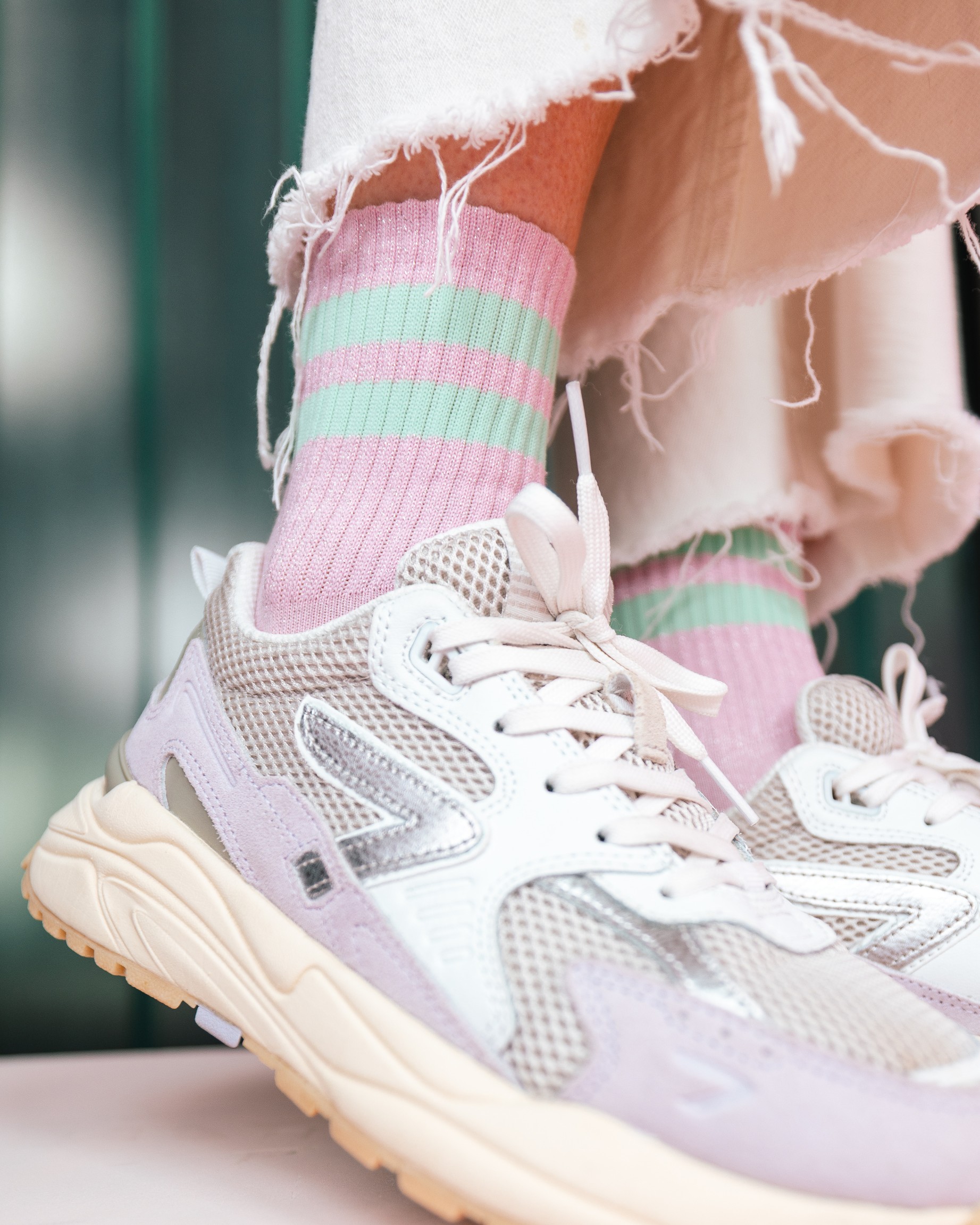 Fliederfarbige Glitzerspcken mit 2 Streifen in Mini am Schaft