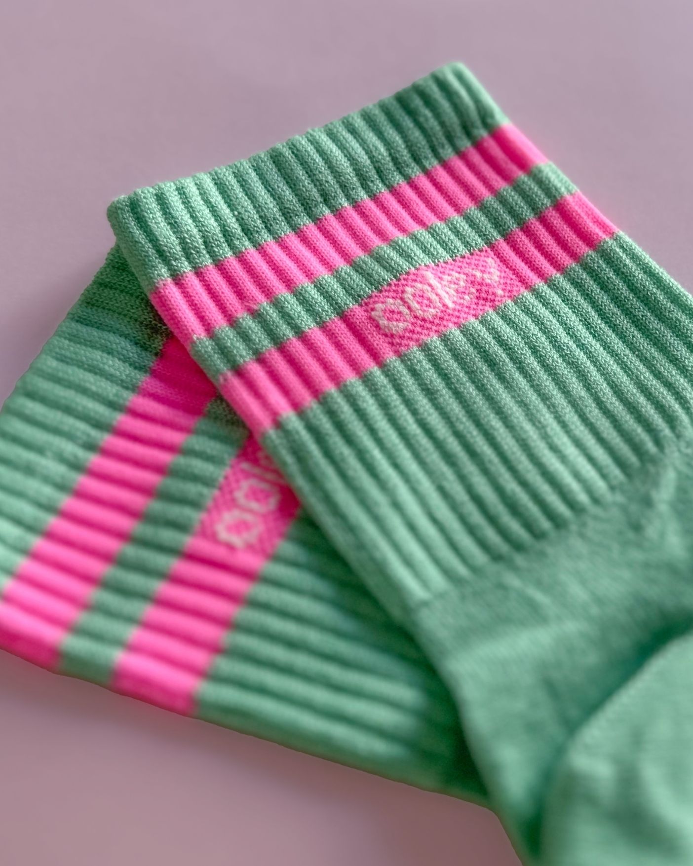 Ooley Socken in Türkis mit 2 breiten neon pinken Streifen am Schaft