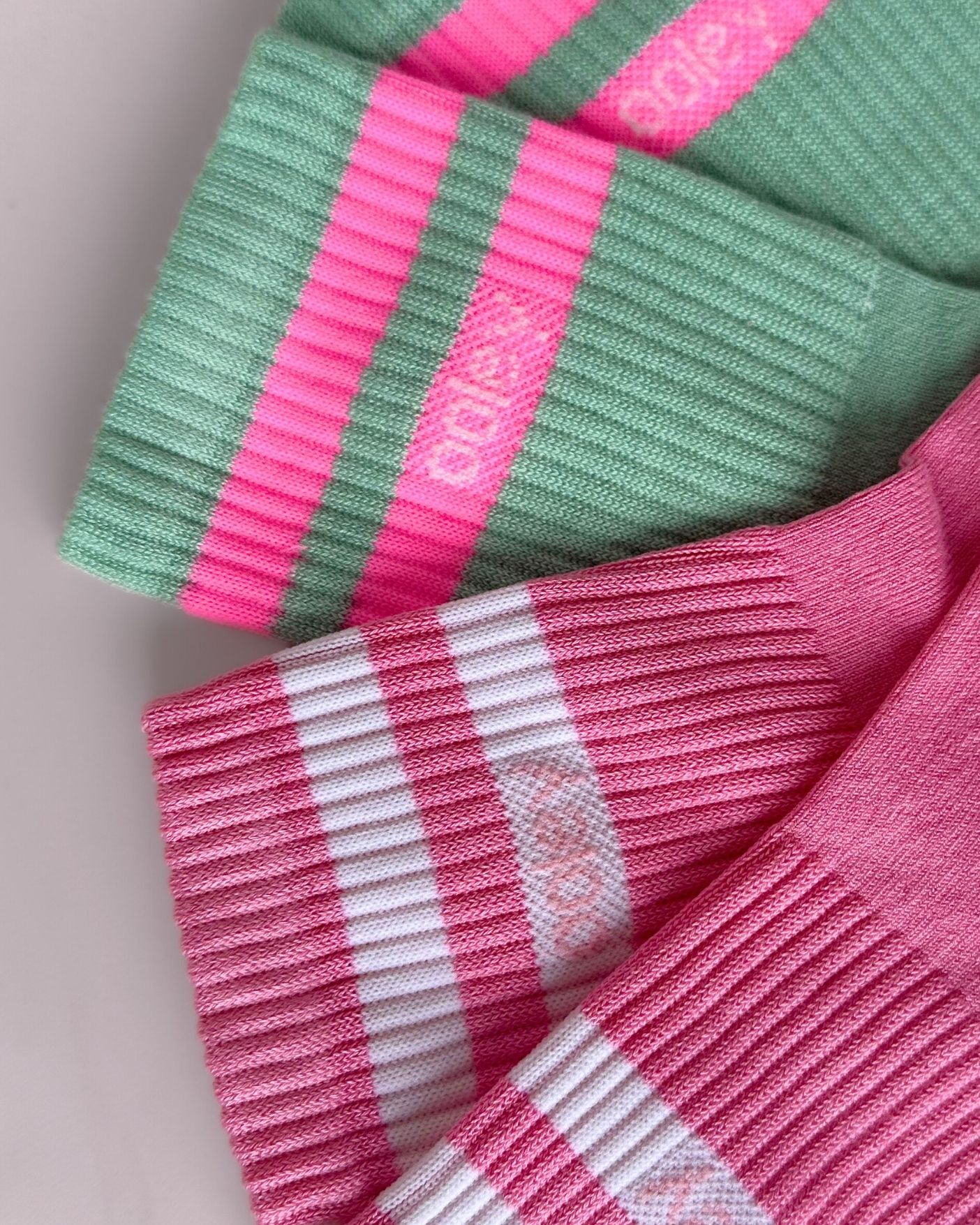 Ooley Socken in Türkis mit 2 breiten neon pinken Streifen am Schaft