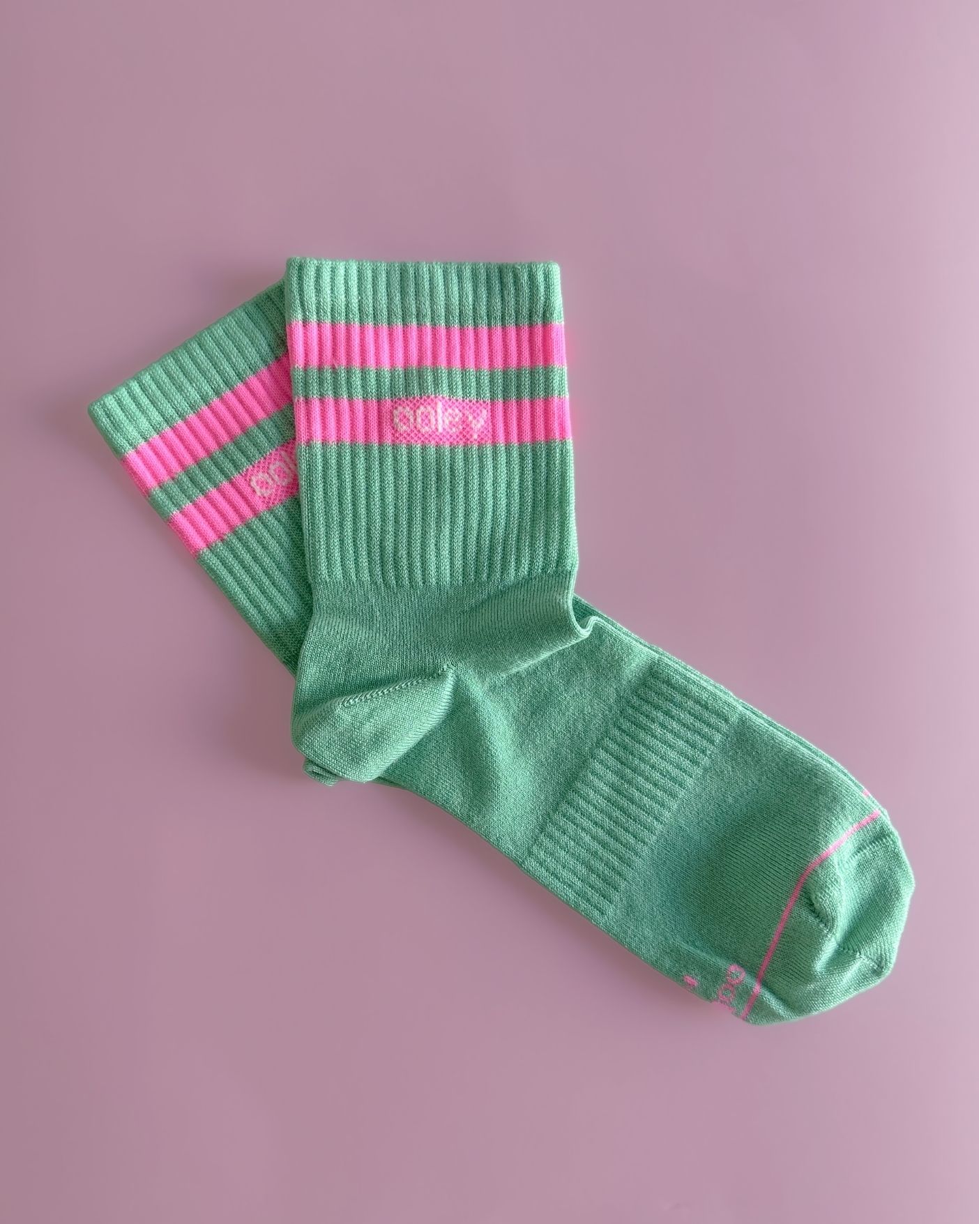 Ooley Socken in Türkis mit 2 breiten neon pinken Streifen am Schaft