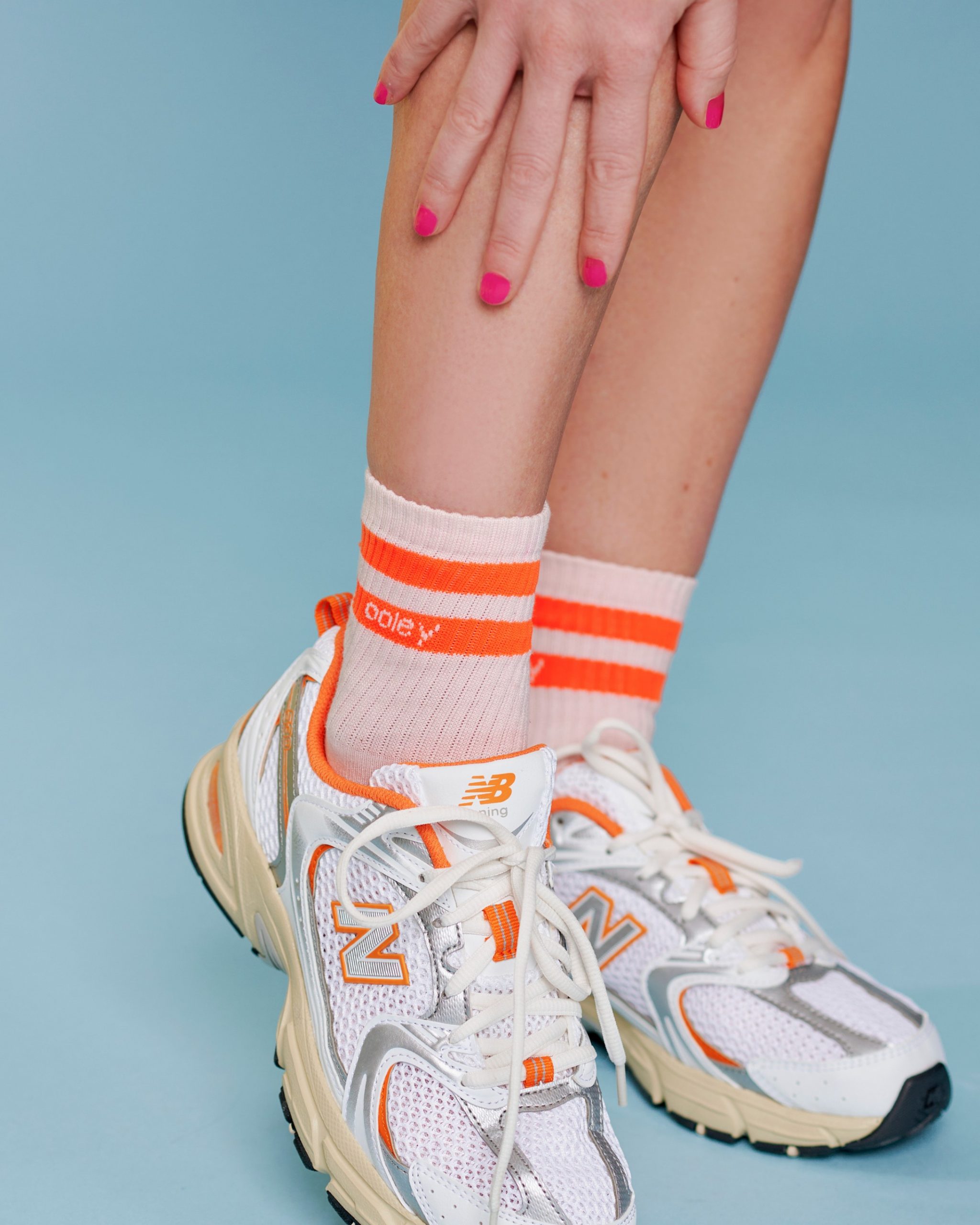 Ooley Socken in hellem Rosa mit 2 breiten Orangen Streifen am Schaft