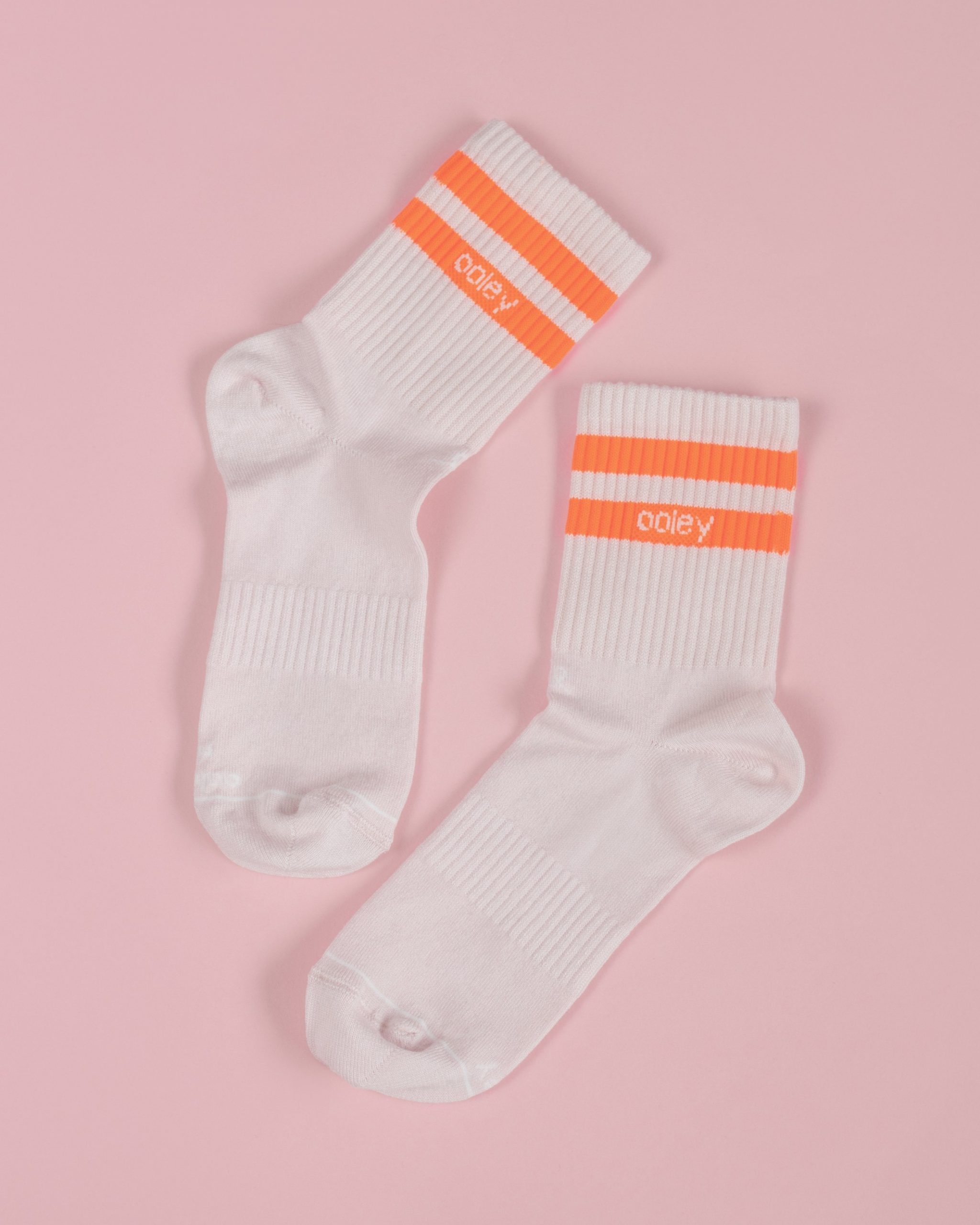 Ooley Socken in hellem Rosa mit 2 breiten Orangen Streifen am Schaft