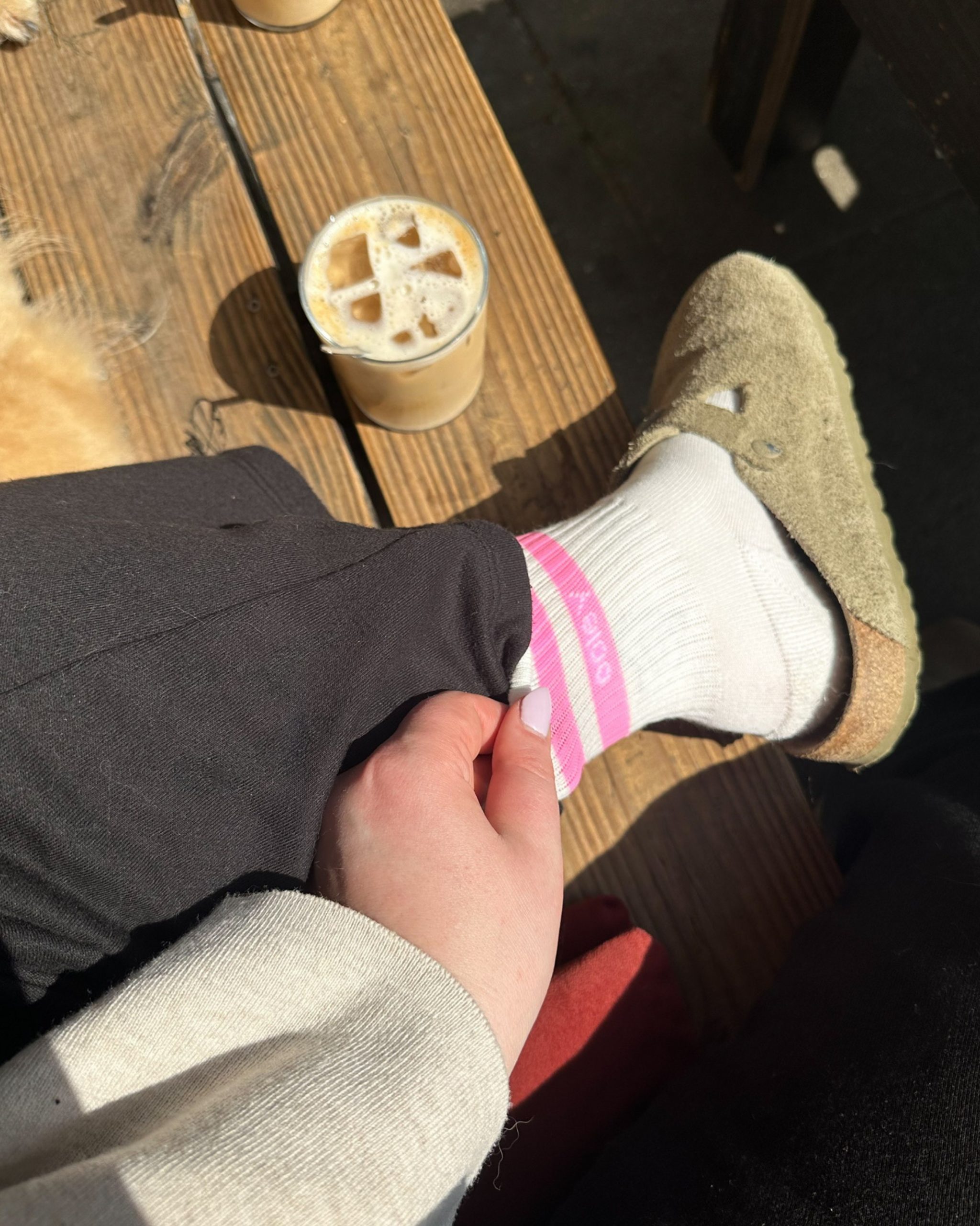 Weiße Socken von Ooley mit 2 breiten neon Pinken Streifen