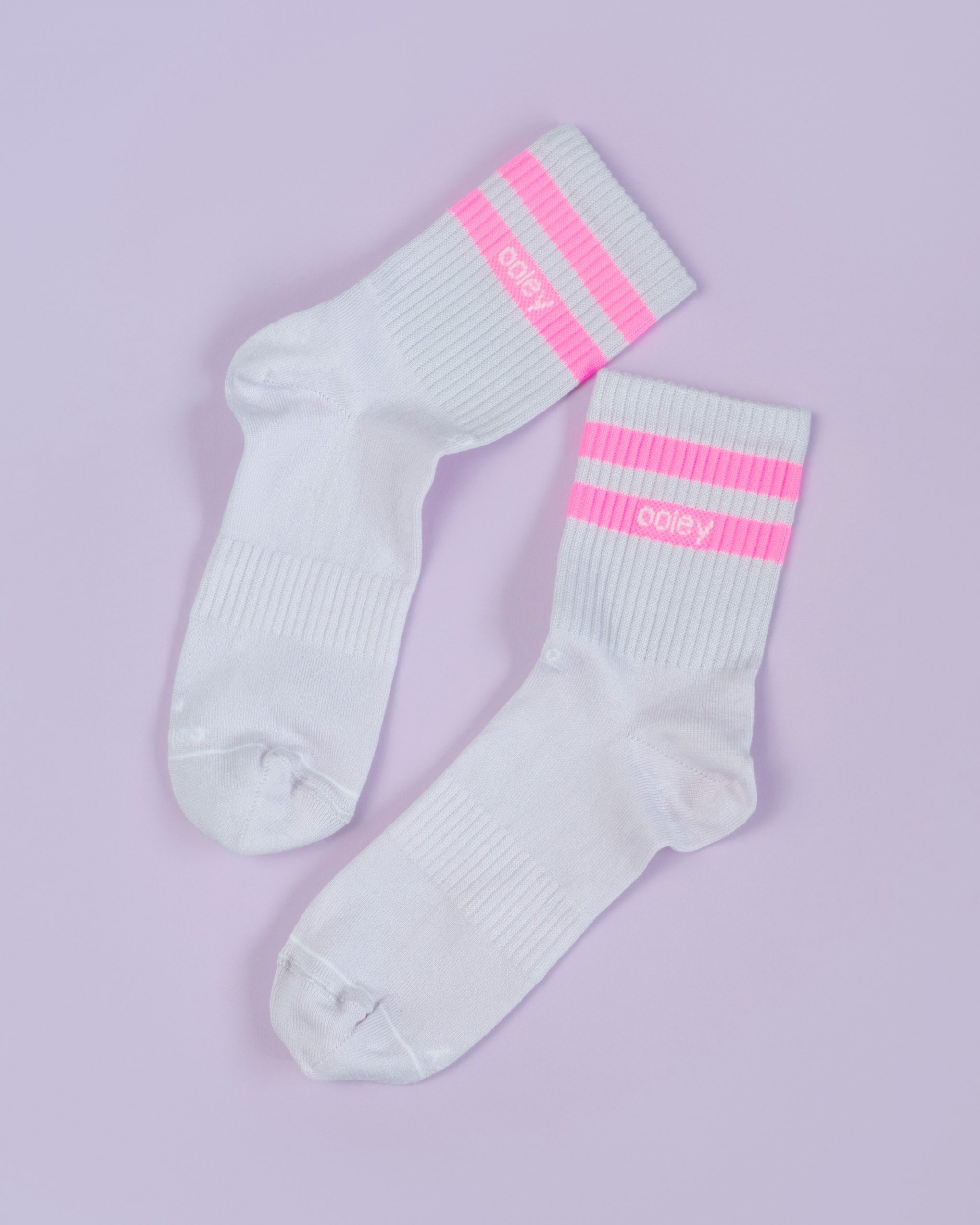 Weiße Socken von Ooley mit 2 breiten neon Pinken Streifen