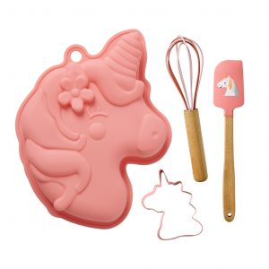 Einhorn Backset von Rice bestehend aus einer Einhorn Silikonbackvorm, einem Einhorn Keksausstecher, einem rosa Schneebesen und einem rosa Silikonschaber mit Einhornaufdruck