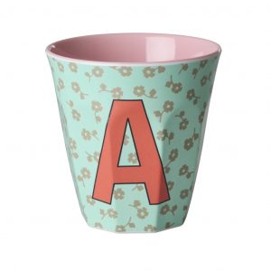 Buchstabenbecher von Rice mit Buchstabe A in Koralle auf Hintergrund in Türkis mit Blumen in Khaki