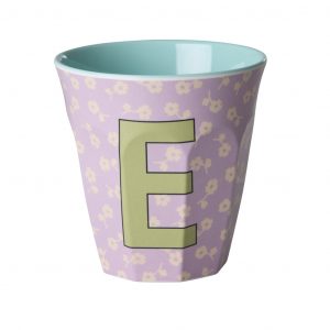 Buchstabenbecher von Rice mit Buchstabe E in grün auf Hintergrund in Flieder und Blumen in Beige